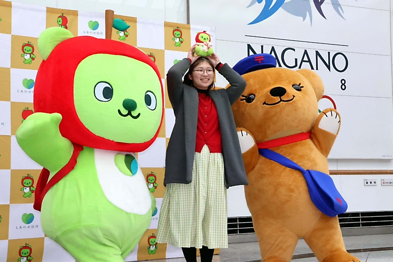 年賀状に写真を使ってね 長野県PRキャラ“アルクマ”と「ハイ、チーズ！」 日本郵便の“ぽすくま”も登場 長野市｜信濃毎日新聞デジタル 信州 ...