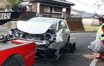 乗用車事故、2人意識不明 他に1人負傷、鹿児島｜信濃毎日新聞