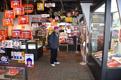 伊那市に昭和レトロ感たっぷりの空間出現 看板400点集め懐かしさ漂う