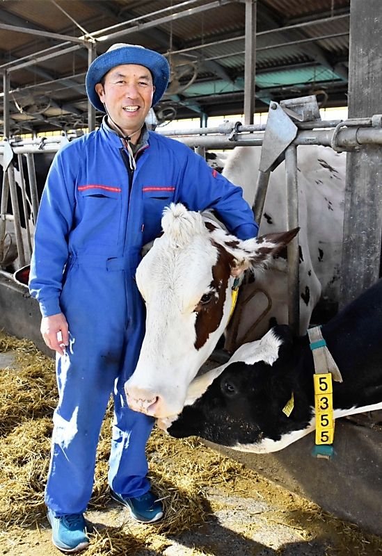 飼育する牛260頭全てに名前 愛情注ぐ 受け継いだ山形村の牧場で粗飼料