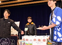 環境に配慮して育てたリンゴをＰＲする二村さん（中央）ら