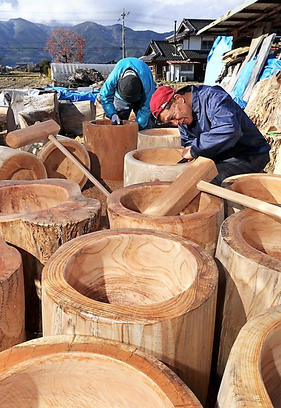 お正月用　臼 正月へ最盛期迎えた臼作り 作業を上から見てみると 安曇野市の木工所