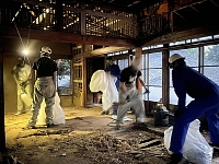 「安東邸はなれ」の２階部分を片付ける大学生ら＝６月上旬（明治大学建築・アーバンデザイン研究室提供）
