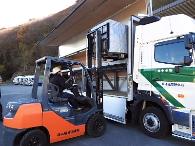 大型トラック2台分の荷物1台で 貨物ラックを独自開発した東御市の 