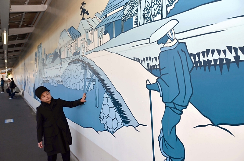 日常に溶け込んで」 長野市の絵師、埼玉県の駅ホームに全長53mの壁画