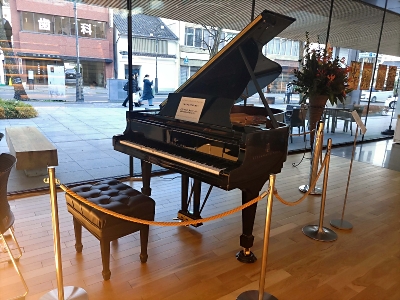 piano,santa幸せ別館 スタンウェイ社製のピアノ、今年も松本市立博物館で弾ける 5日から設置