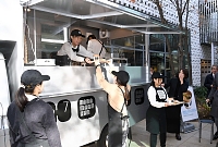 ハナマルキが営業を始めたキッチンカー。みそ汁とおにぎりを提供する＝２０日、東京・代官山