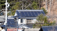 北相木村の男性宅の太陽光パネル。蓄電池も活用している＝１２日
