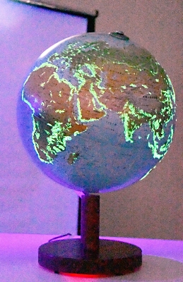 光る地球儀、宇宙に浮かぶ姿を再現 村山コーポレーション(長野市)が