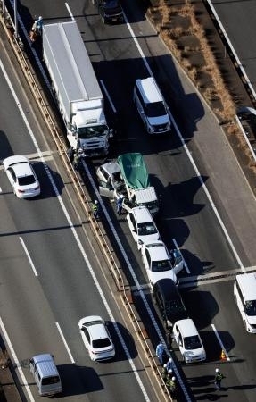 東名高速で多重事故、7人けが 軽傷か、東京・世田谷の上り線｜信濃