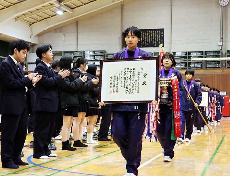 長野東が学校で全国高校駅伝2度目の優勝報告 「多くの人の支えに感謝 長野東が学校で全国高校駅伝2度目の優勝報告 「多くの人の支えに感謝