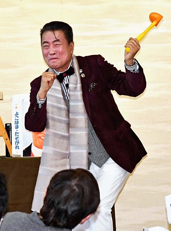 諏訪市の顔まね芸人「内気ひろし」さん 多彩な表情【写真複数】｜信濃