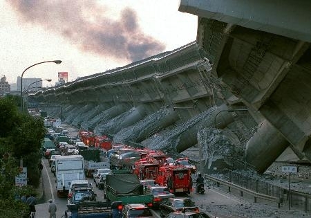 阪神大震災】高速道倒壊、対策転機に 通行確保へ早期復旧課題｜信濃