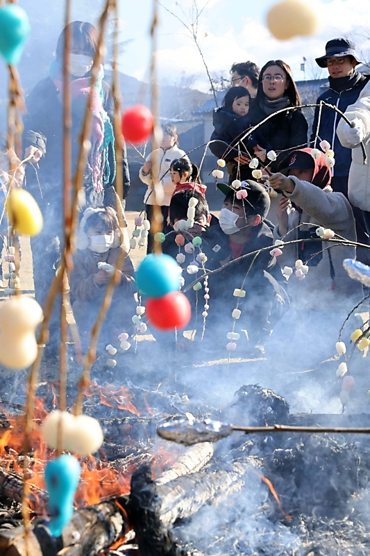 三九郎」でたき上げ 熱々の繭玉、頬張る子ら 松本市｜信濃毎日新聞
