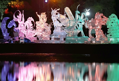 一夜にして現れた氷像、幻想的な輝き 松本市の氷彫フェス【写真多数