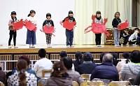 学習の成果を発表する山口小の児童たち＝３０日、岐阜県中津川市