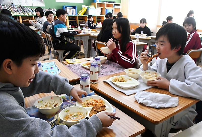 マツタケも「くりん豚」も給食に 喬木村発足150年 小中で特別メニュー