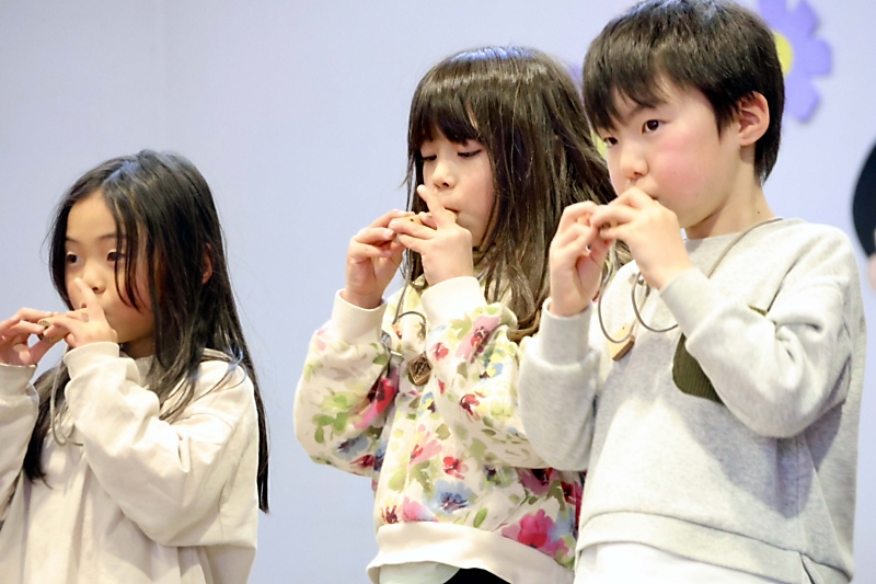 燃えた校舎の木材で作ったコカリナで「ふるさと」奏でる 上田市浦里小