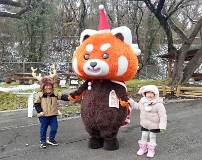 茶太郎」がチョコ配り、「チョコっと気になる」展示も 長野市茶臼山