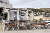 高森町が大規模改修を計画している御大の館（左）と湯ケ洞（右奥）