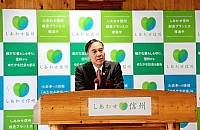 知事会見に臨む阿部知事＝１３日、県庁