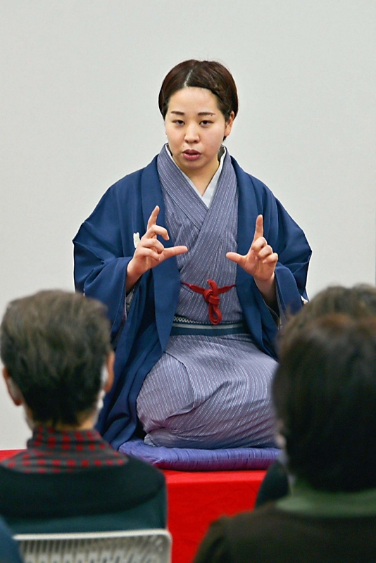 JR上諏訪駅前で「雛菊落語会」 諏訪市出身の落語家が笑いあふれる会場