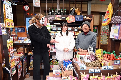 専用出品　飯田様 飯田市の商店街にオープンした駄菓子店 小銭を持って迷う子どもの姿