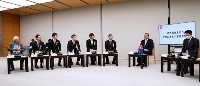 地方創生を巡り、中堅企業の経営者らと意見交換する石破首相（右から２人目）＝２１日午後、首相官邸