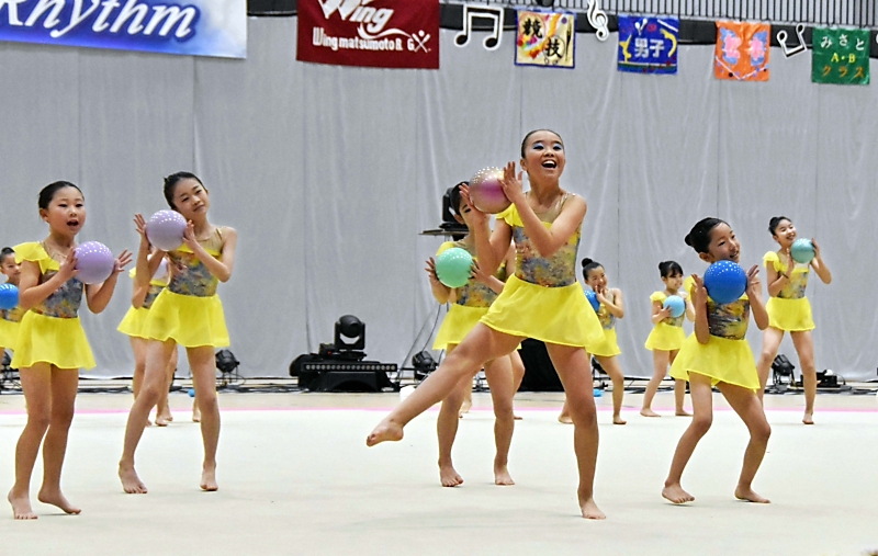 新体操で輝く、290人が成果披露 日本選抜の花村さん所属、松本市の
