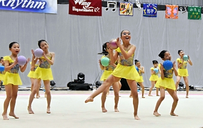 新体操で輝く、290人が成果披露 日本選抜の花村さん所属、松本市の