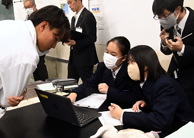 過去の気象災害を新聞記事で分析 長野・三陽中2年生、理科の授業 