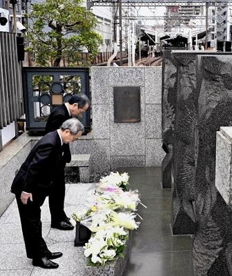 日比谷線脱線事故25年で追悼 東京メトロ社長ら慰霊碑に献花｜信濃
