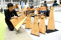 ＷＯＯＤコレクションでコルミオを説明する増田善計代表