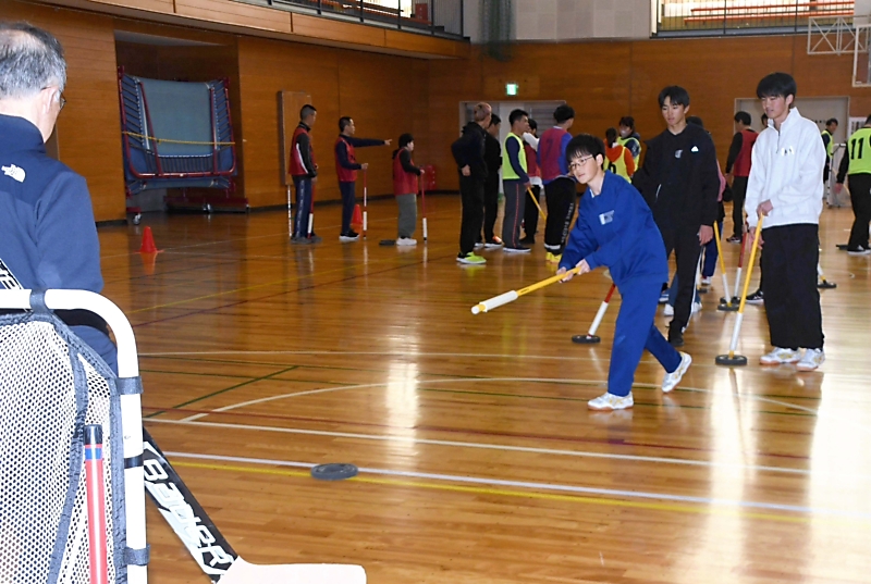 年齢・障がい・性別を超えて！松川町でフロアホッケー体験会開催 - 新しいスポーツとの出会いを応援！