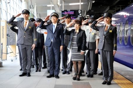 南海電鉄制服、コシノさん制作 創業140周年で刷新｜信濃毎日新聞