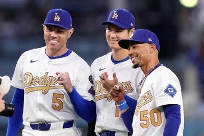 大谷翔平、初の優勝リングに笑顔 Wシリーズ制覇で贈呈セレモニー