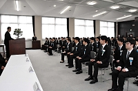 キッセイ薬品工業の入社式で神沢会長（左）のあいさつを聞く新入社員＝１日、松本市