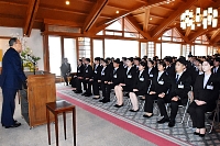 永山会長（左）の訓話を聞く１６７人の新入社員