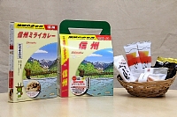 「信州ミライカレー」（左）と「信州の銘菓アソートパック」
