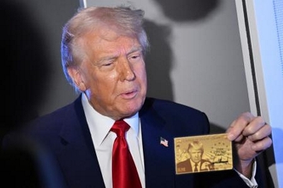 永住権「トランプカード」初披露 7億円で米国に、自身の肖像も｜信濃
