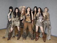 　ＨＡＮＡのメンバー。左からＮＡＯＫＯ、ＫＯＨＡＲＵ、ＭＡＨＩＮＡ、ＣＨＩＫＡ、ＭＯＭＯＫＡ、ＹＵＲＩ、ＪＩＳＯＯ＝東京都千代田区（撮影・熊谷政宣）