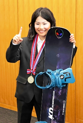 スノボ「ストレートジャンプ」で日本一 小諸市の小学6年生、市長に報告
