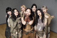 　ＨＡＮＡのメンバー。左からＮＡＯＫＯ、ＫＯＨＡＲＵ、ＭＡＨＩＮＡ、ＣＨＩＫＡ、ＭＯＭＯＫＡ、ＹＵＲＩ、ＪＩＳＯＯ＝東京都千代田区（撮影・熊谷政宣）