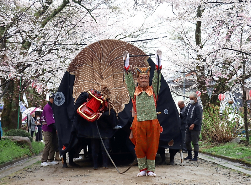 これが伝統なんですね」小学生も感動 高森町の900年続く獅子舞 万博
