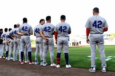 ジャッキー・ロビンソン・デー 背番号「42」ドジャースは式典｜信濃