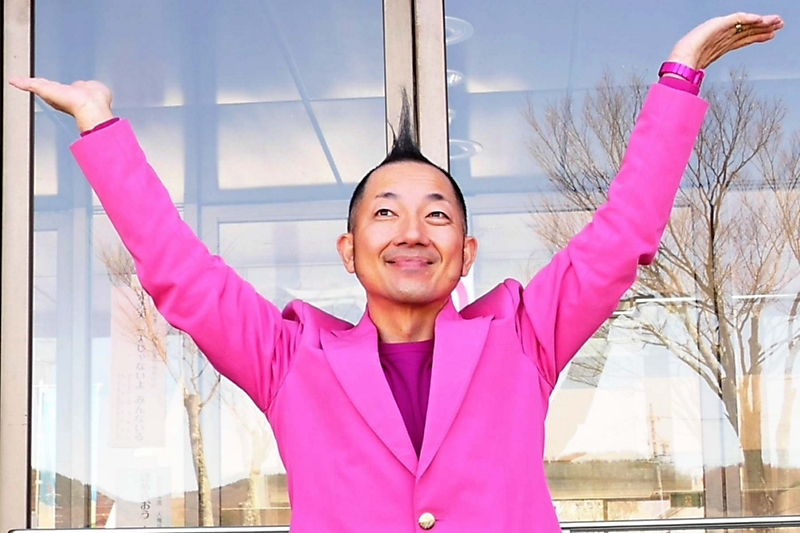 新館長は「なおやマン」 ピンクの衣装にモヒカン頭、佐久市の文化