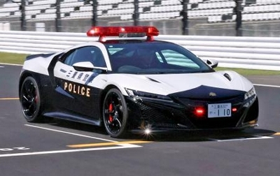 NSXパトカー、三重県警に寄贈 鈴鹿サーキットでデモ走行｜信濃毎日