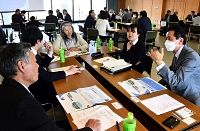 それぞれの自治体が抱える課題について意見を交わす議員ら