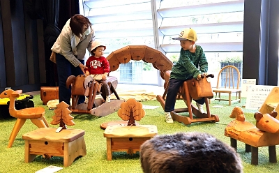 小さな木の椅子ずらり「子ども椅子展」 松本市で6日まで開催｜信濃