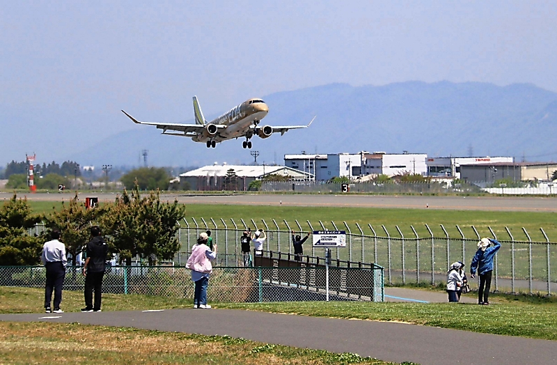 松本空港「軍事目的の用に供さない」はずが…米軍オスプレイ、部品輸送